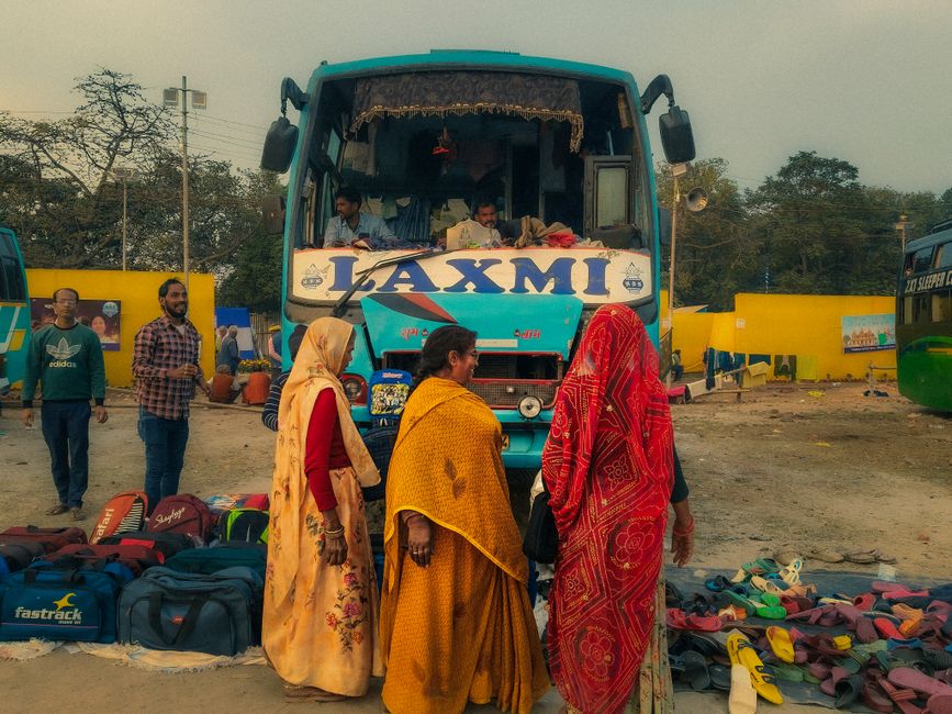 Family loading luggage into a sedan in Jodhpur