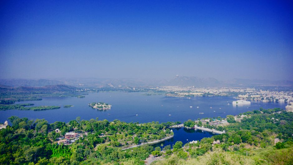 Udaipur Full-Day Cab Rental vs Hourly Booking: Which Costs Less for City + Lake Sightseeing? — Udaipur